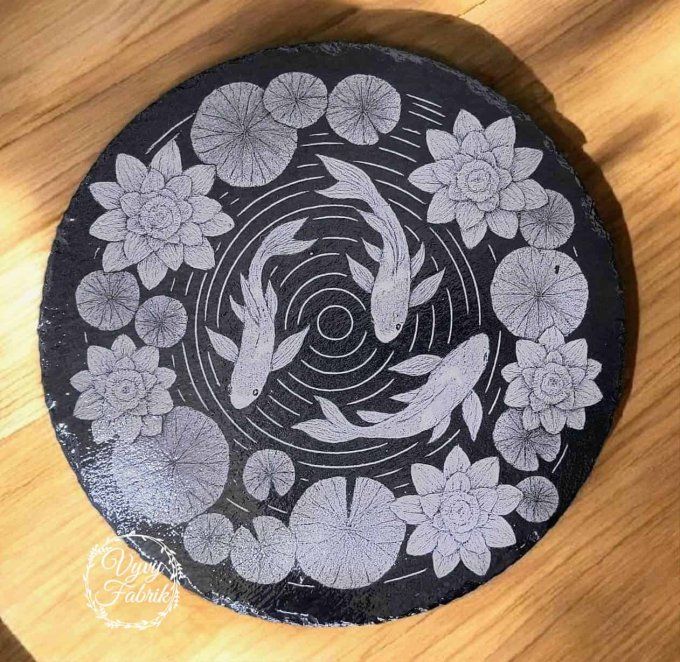 ardoise decorative personnalisable mandala carpes koi gravee au laser