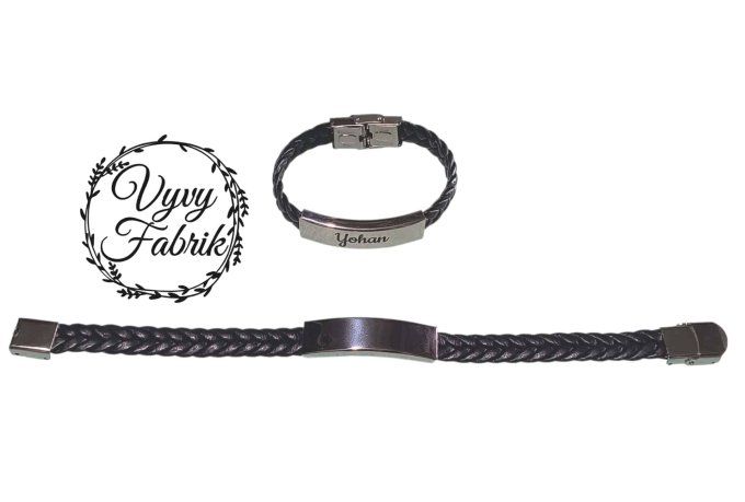 Bracelet homme personnalisé en simili cuir noir avec plaque en acier gravée au laser