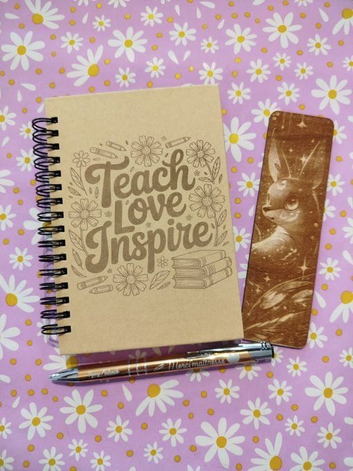 Carnet gravé au laser avec marque-page en bois et stylo – cadeau personnalisé pour maîtresse