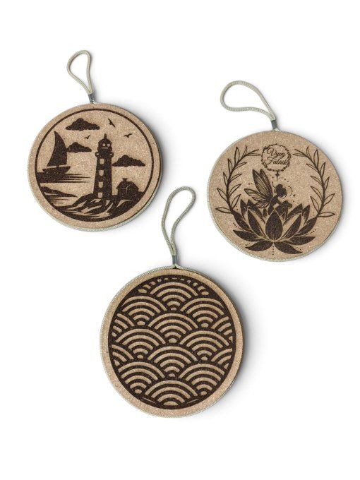 Trois dessous de plat en liège gravés au laser avec motifs phare, fée lotus et vagues japonaises
