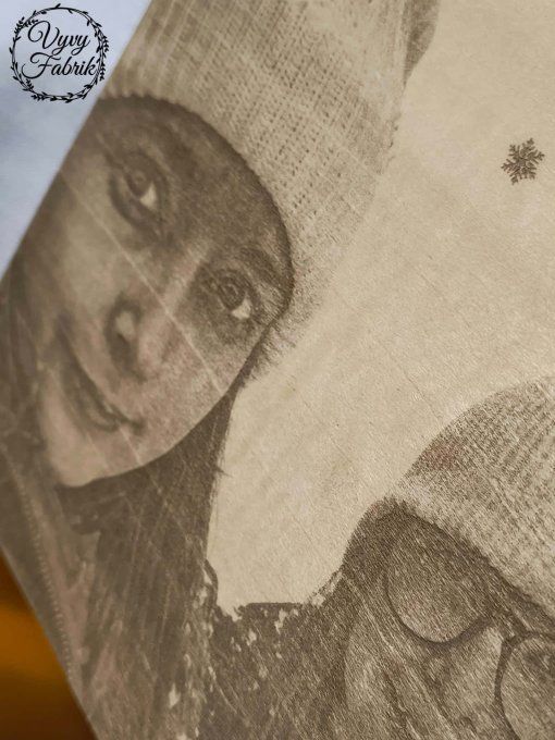 Détail gravure laser photo sur bois de tilleul