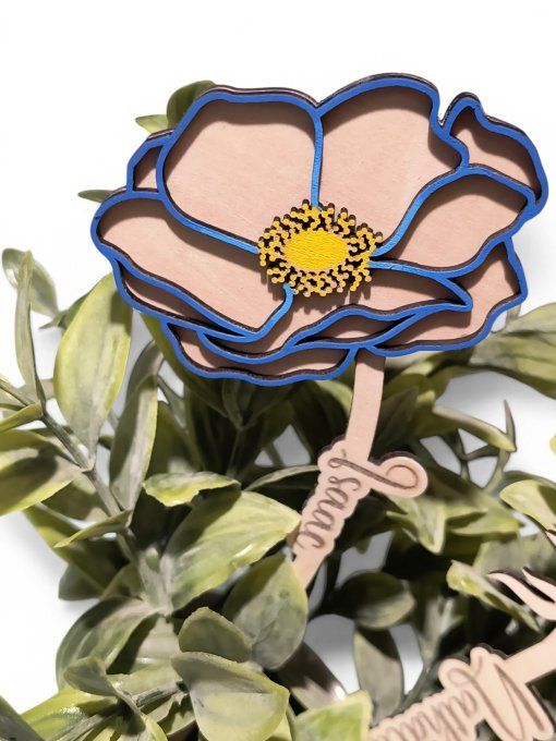 Fleur en bois personnalisée avec prénom Isaac et détails peints à la main