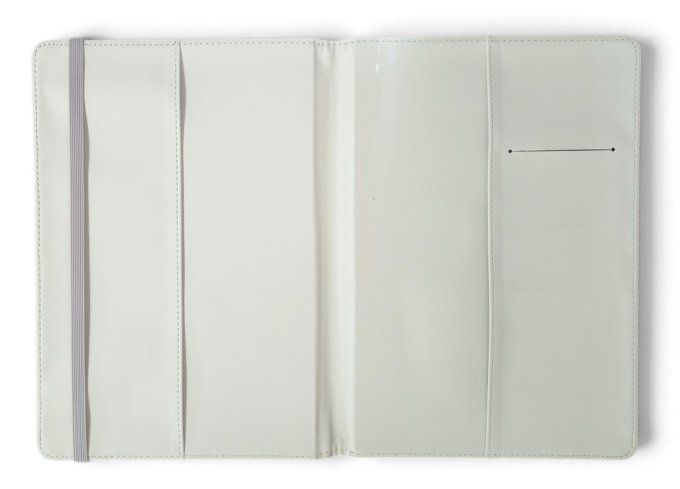 Intérieur du protège-carnet de santé en simili cuir avec rabats et élastique
