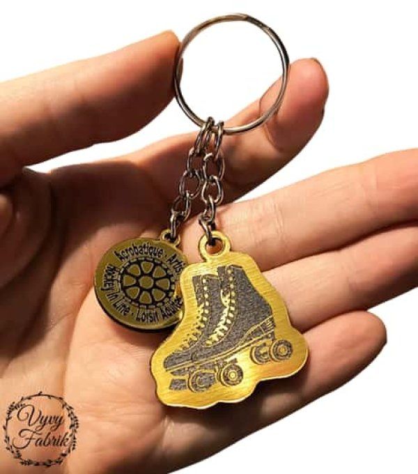 porte clé patin artistique en acrylique couleur or