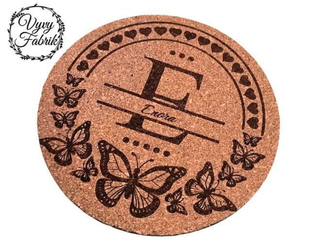 sous verres liege personnalises graves au laser monograme papillons Enora