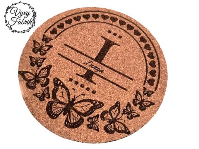 sous verres liege personnalises graves au laser monograme papillons Inaya