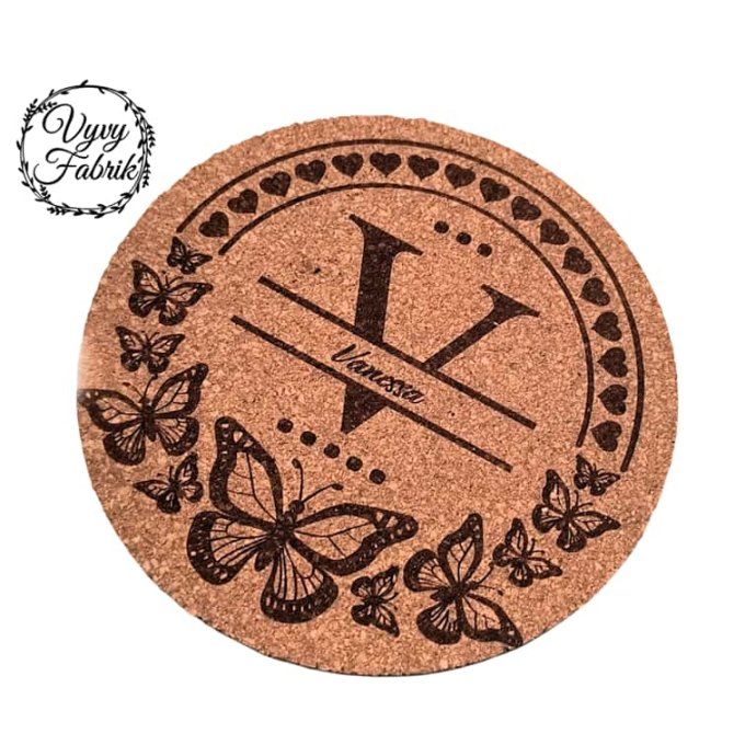 sous verres liege personnalises graves au laser monograme papillons Vanessa