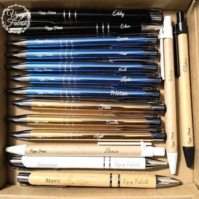 Détail de la gravure laser sur stylo en aluminium personnalisé